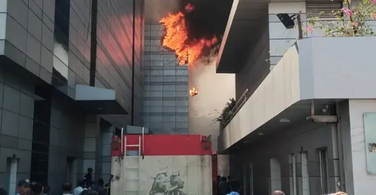 টঙ্গীতে ড্রাগ ইন্টারন্যাশনালের ওষুধ কারখানায় আগুন