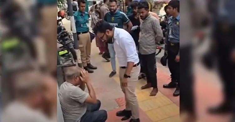 ঢাকার ফুটপাতে মারধরের ঘটনায় যুবক আটক, দাঁড়িয়ে থাকা পুলিশ সদস্য প্রত্যাহার