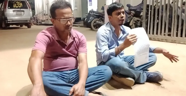 আশুলিয়ায় কর্মকর্তার মৃত্যু: দুই ভাইয়ের অনশনের পর মামলা