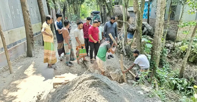 হরিরামপুরে চেয়ারম্যান পদপ্রার্থী জুবায়েদ আহমেদ ওমরের উদ্যোগে স্বেচ্ছায় সড়ক সংস্কার