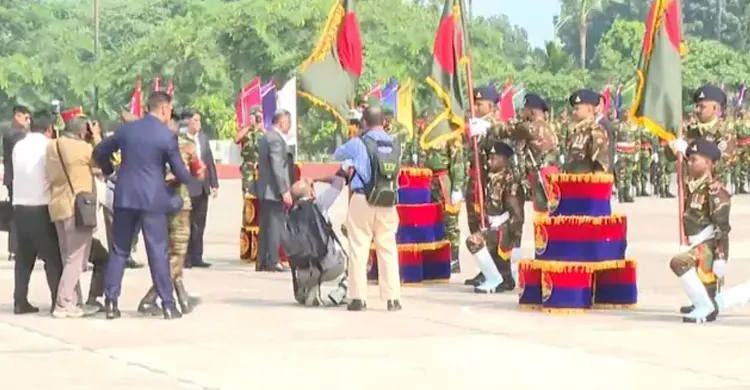 সেনাবাহিনীর সাত ইউনিটকে জাতীয় পতাকা দিলেন প্রধানমন্ত্রী