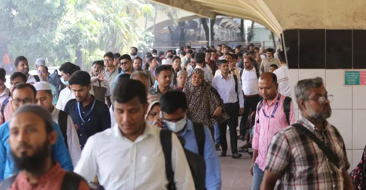 টানা পাঁচ দিনের ছুটিতে বাড়ির দিকে ছুটছে মানুষ