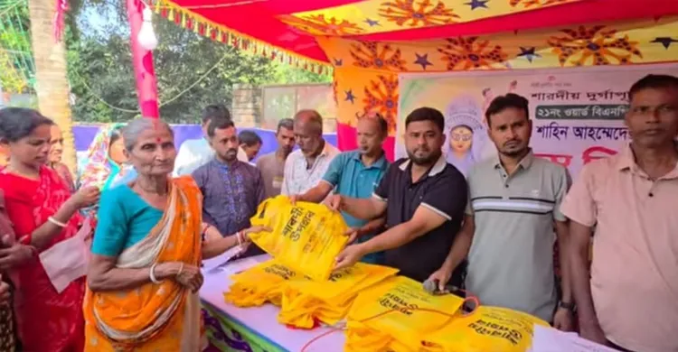 শাজাহানপুরে দুর্গাপূজা মণ্ডপে অনুদান, অসহায় নারীদের শাড়ি দিলেন শাহিন আহমেদ