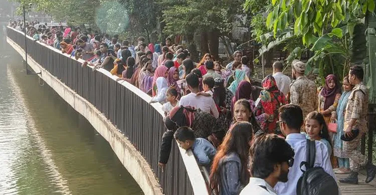 ছুটিতে প্রশান্তির খোঁজে বিনোদন কেন্দ্র পার্কে নগরবাসী