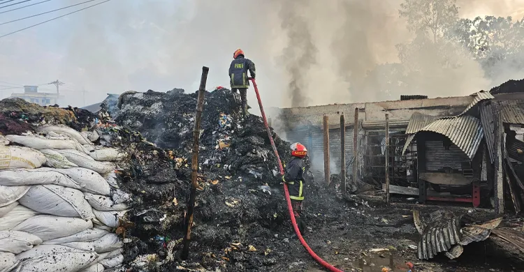 শ্রীপুরে ভয়াবহ আগুনে পুড়ল মসজিদ, ঝুট-তুলার গুদাম ও দোকানপাট
