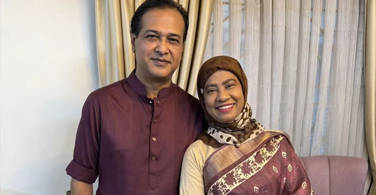 আসিফ আকবরের গাড়ি লক্ষ্য করে গুলি, যা বললেন স্ত্রী