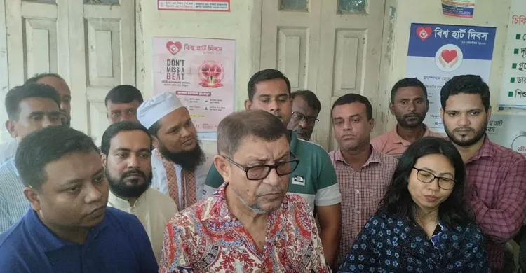 মাস্ক পরে ফুলপুর উপজেলা স্বাস্থ্য কমপ্লেক্সে স্বাস্থ্যমন্ত্রীর আকস্মিক পরিদর্শন