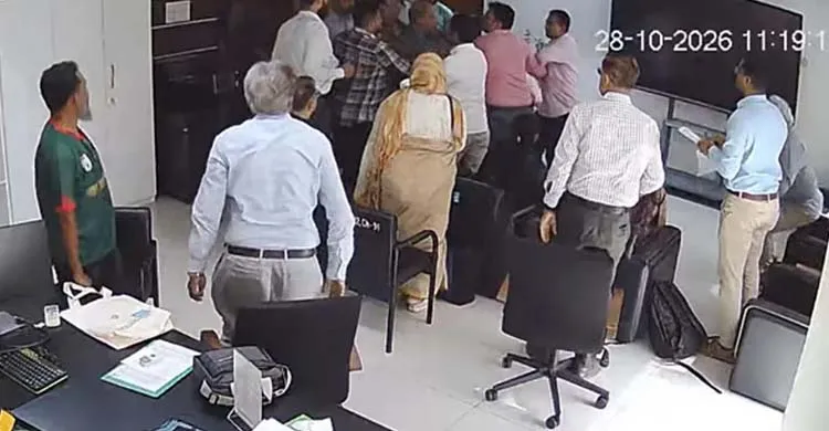 আইইডিসিআরের কার্যালয়ে ঢুকে পরিচালককে মারধর, অভিযোগ ড্যাবের বিরুদ্ধে