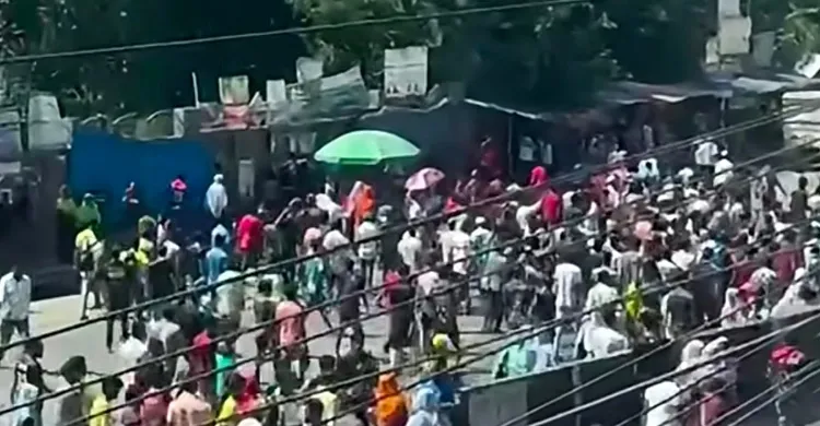 কালিয়াকৈরে বেতন বৃদ্ধির দাবিতে পোশাক শ্রমিকদের মহাসড়ক অবরোধ