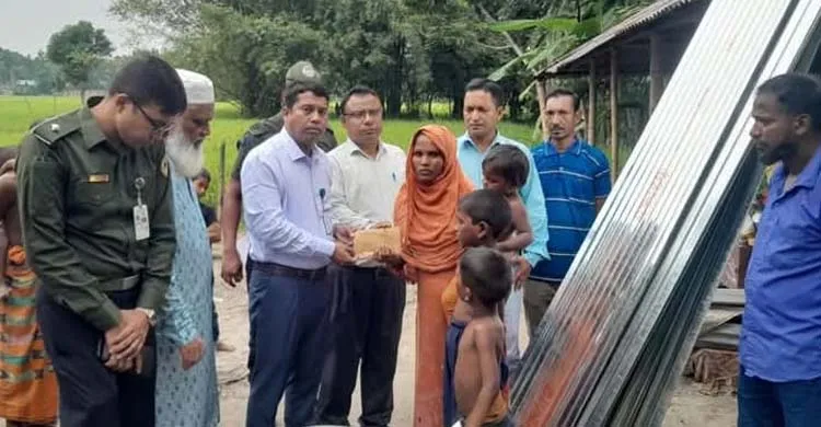 অসহায় ইনছেনার পাশে ইউএনও, ঘর নির্মাণে টিন-টাকাসহ সহায়তা